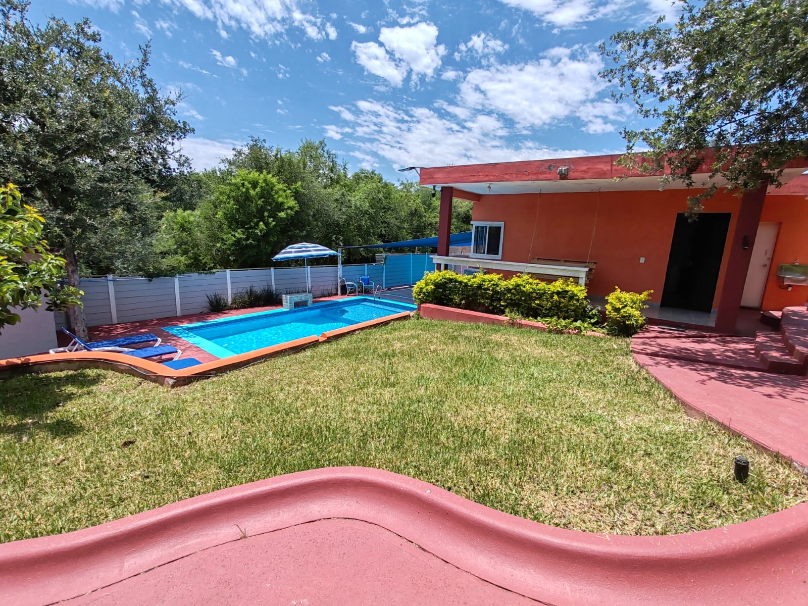 http://www.regioservicios.com/inmobiliaria/detalle/quinta-en-venta-en-montemorelos-quinta-venta-montemorelos-canoas-foto_1